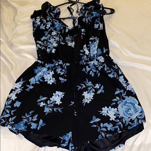 Cute romper - Picture 1 of 3